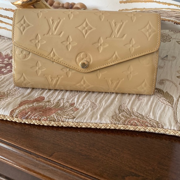 🌷LOUIS VUITTON🌷 Handbags - 🌹AUTHENTIC LOUIS VUITTON VERNIS MONOGRAM SARAH WALLET🌹